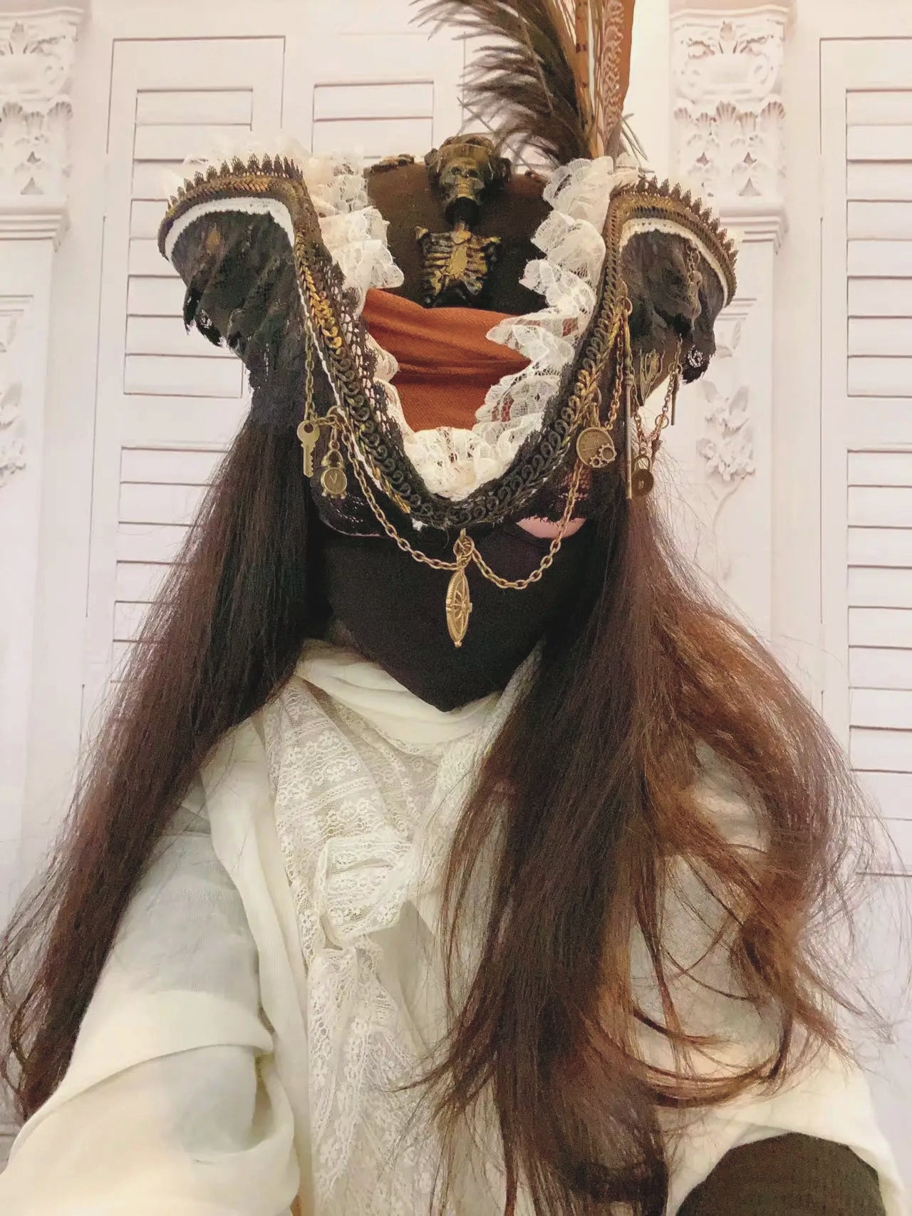 Chapeau de pirate plumes et squelettes
