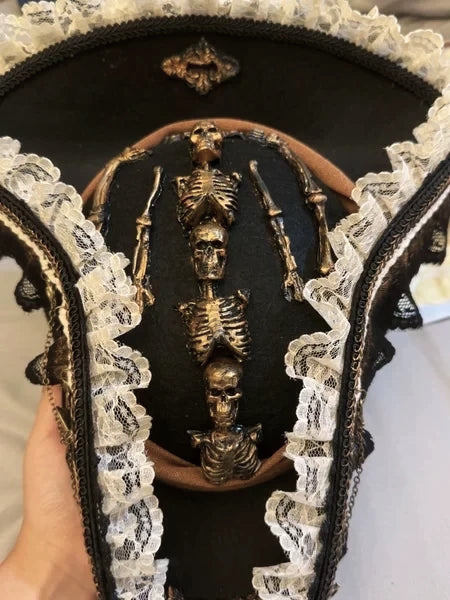 Chapeau de pirate plumes et squelettes