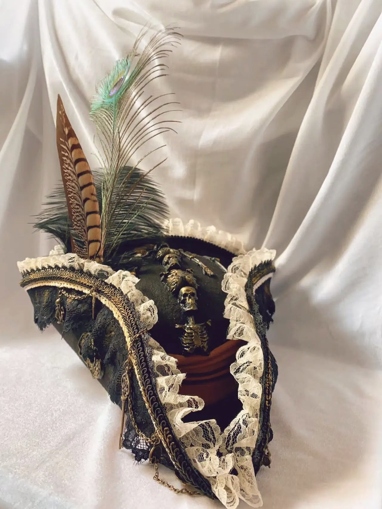Chapeau de pirate plumes et squelettes