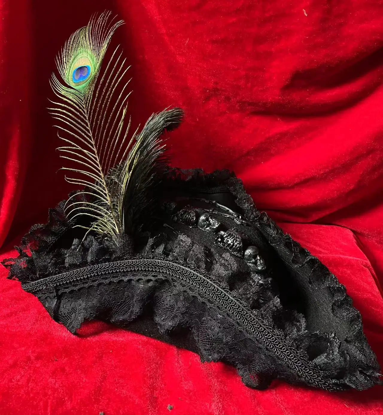 Chapeau de Pirate noir avec plumes et squelettes
