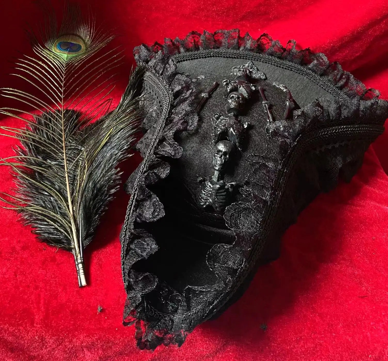 Chapeau de Pirate noir avec plumes et squelettes