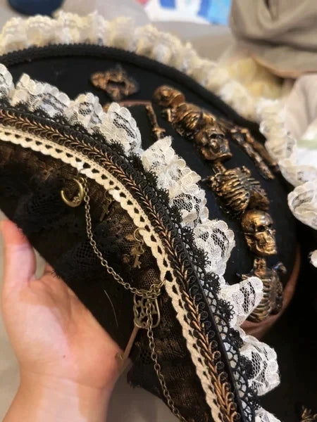 Chapeau de pirate plumes et squelettes