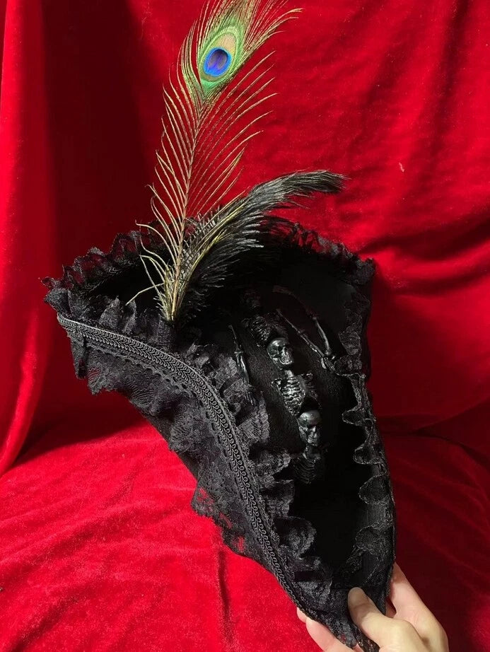 Chapeau de Pirate noir avec plumes et squelettes