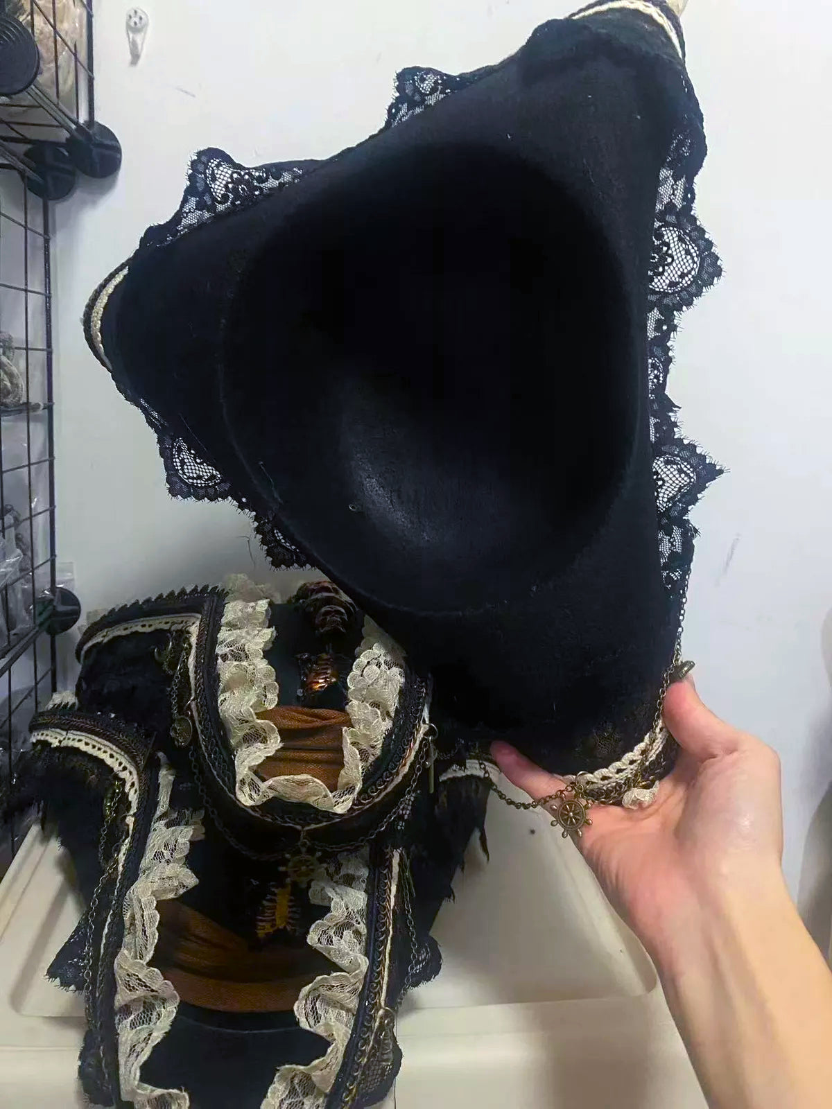 Chapeau de pirate plumes et squelettes