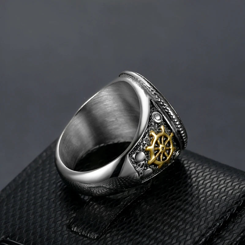 Bague pirate vintage acier inoxydable chevalière motif dorés tête de mort, double sabres et Barres de gouvernail, finition argenté posée de dos - Trésors de pirate