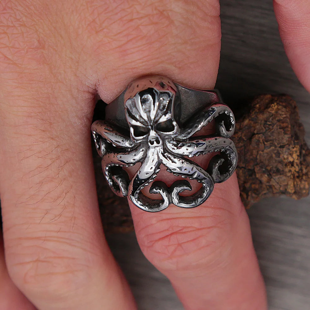 Bague pirate tête de mort kraken pieuvre et tentacules en acier inoxydable argenté portée - Trésors de Pirate