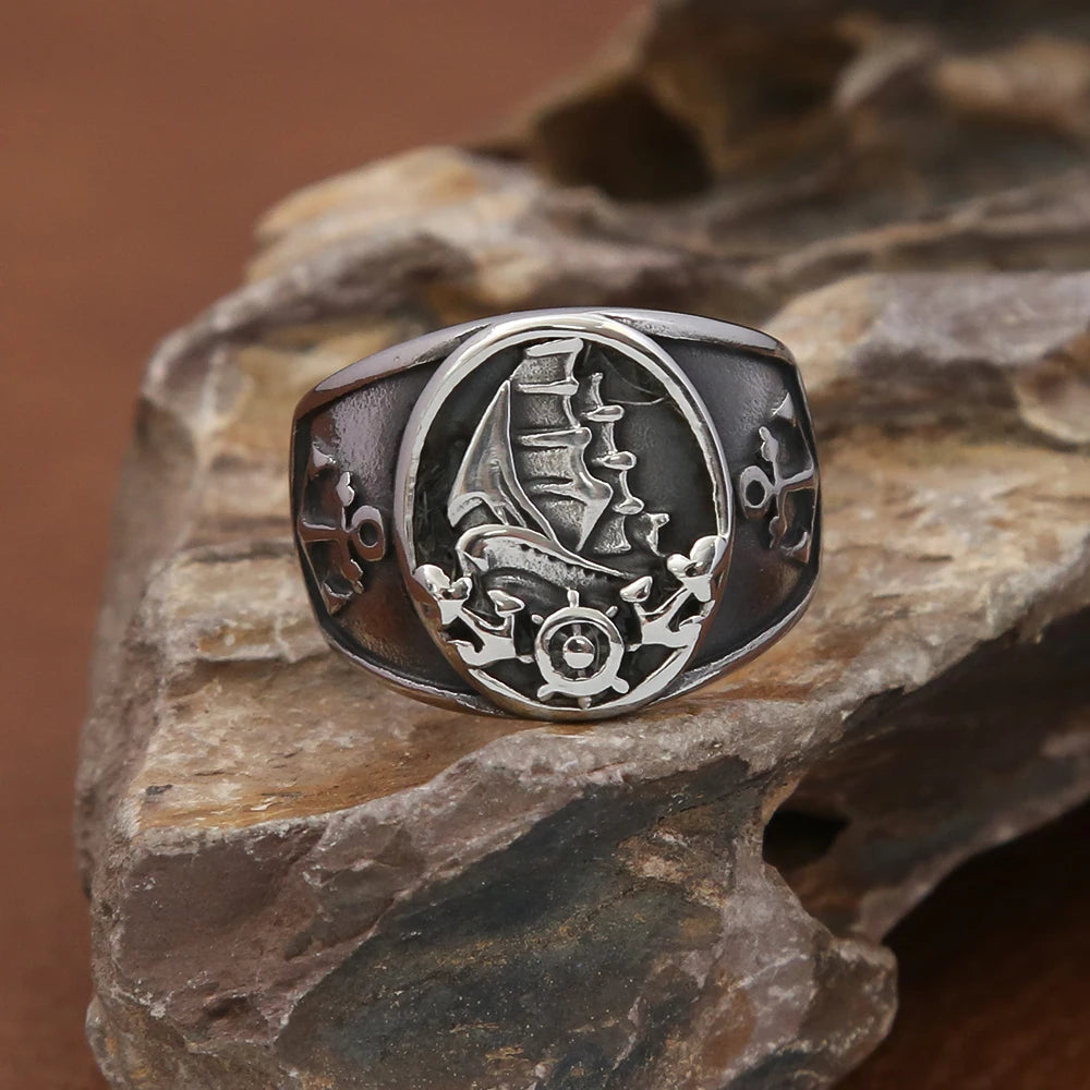 Bague pirate avec bateau à voiles, barre et ancres en acier inoxydable argenté posée de face - Trésors de Pirate