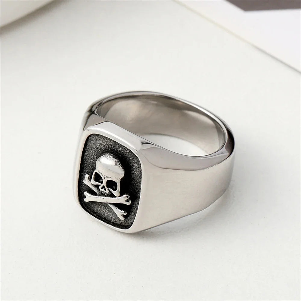 Bague pirate chevalière en acier inoxydable argenté avec emblème de pirate posée - Trésors de Pirate