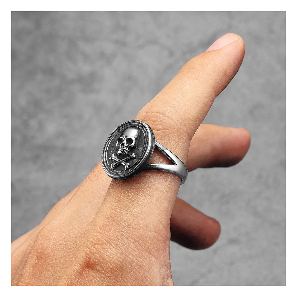 Bague Pirate Emblème en Acier Inoxydable de face coté portée