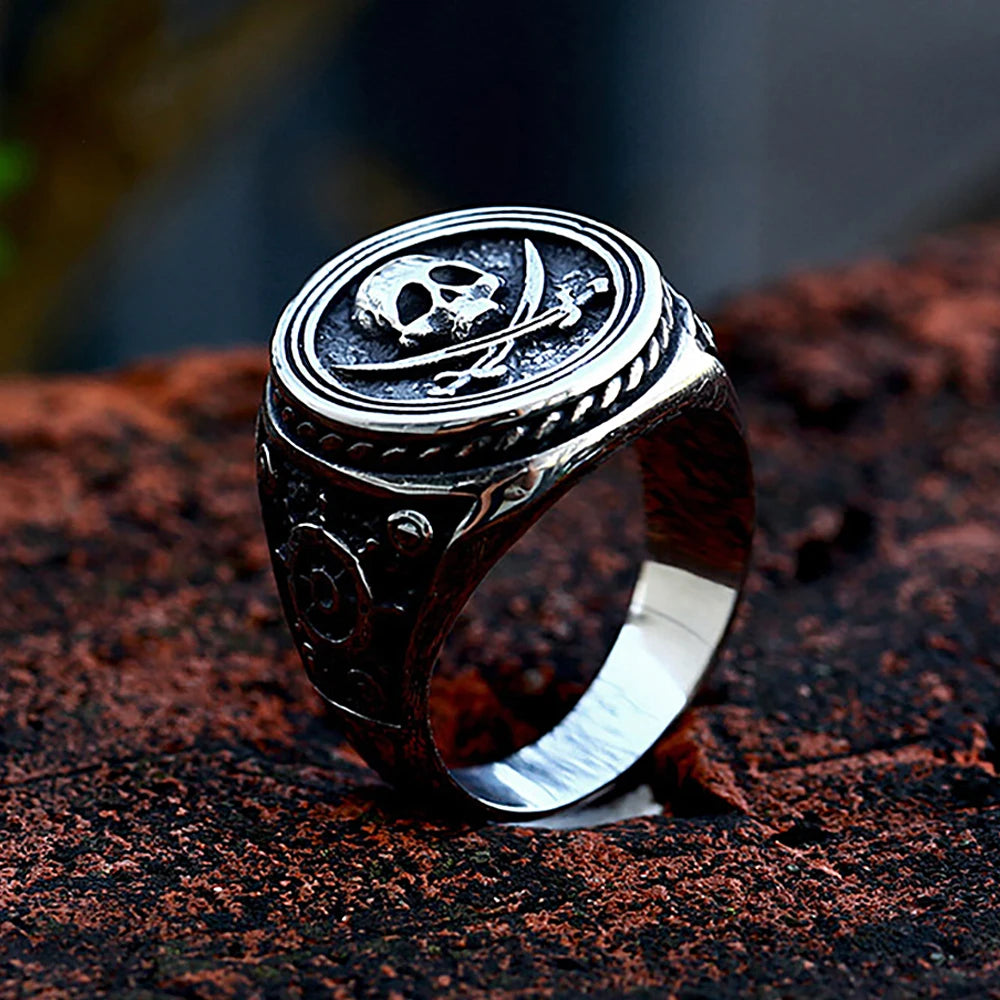Bague Pirate Vintage Chevalière Tête de Mort, Double Sabres croisés et Barres de gouvernail sur les côtés en Acier Inoxydable Argenté posée face haut droite - Trésors de Pirate
