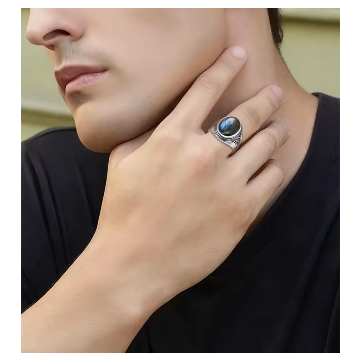 Bague Pirate en Argent et sertie de Labradorite ovale portée