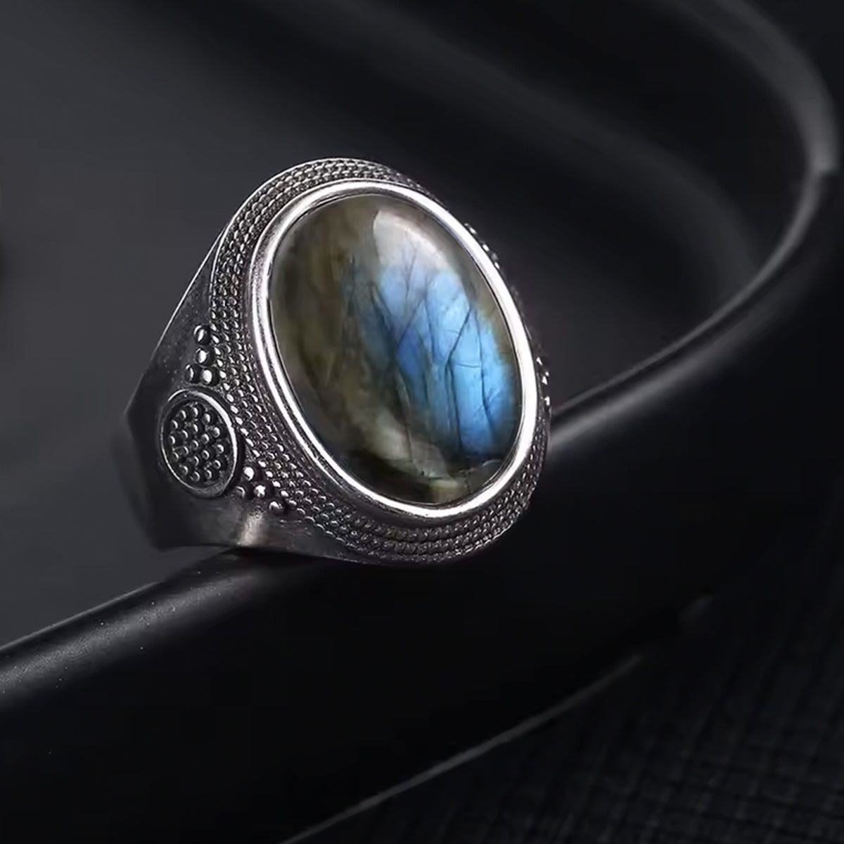 Bague Pirate en Argent et sertie de Labradorite ovale posée face et côté droit