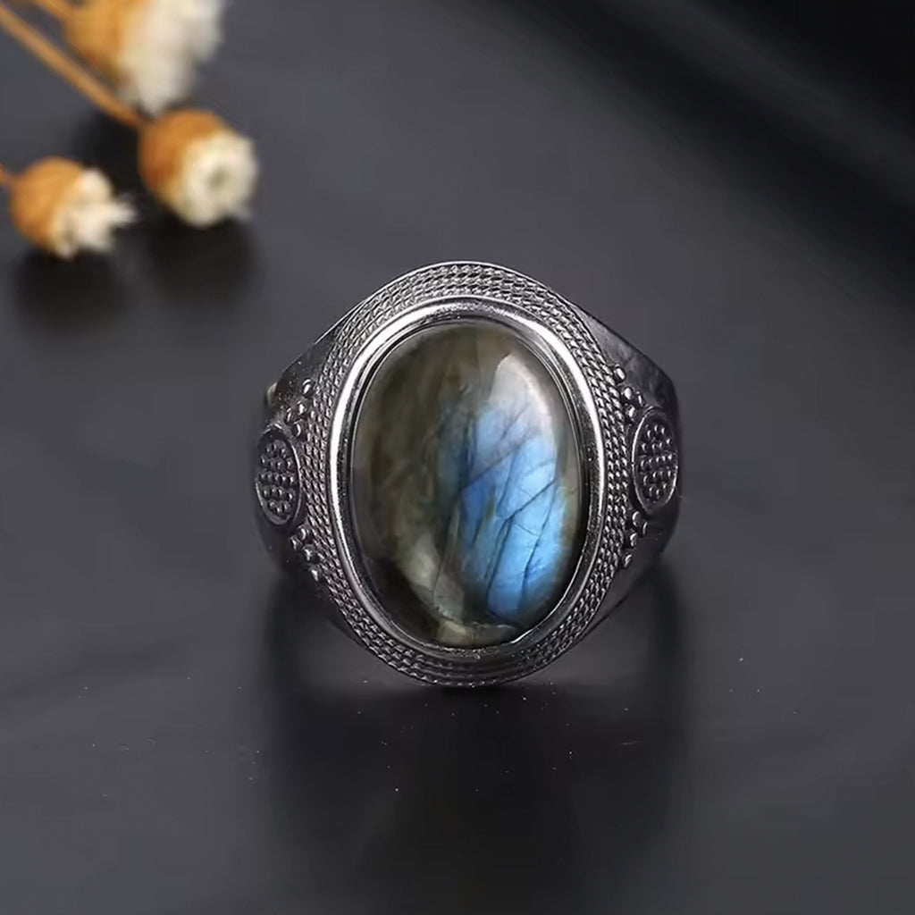 Bague Pirate en Argent et sertie de Labradorite ovale posée face