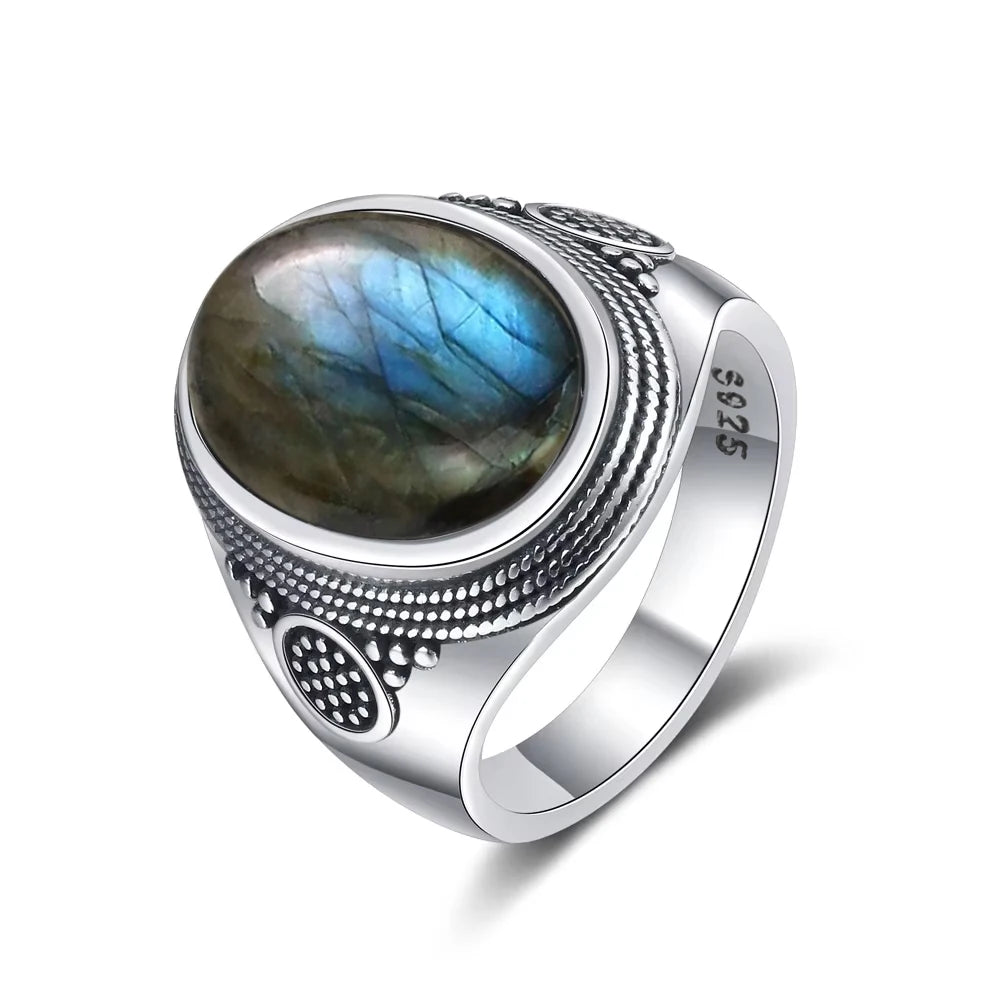 Bague Pirate en Argent et sertie de Labradorite ovale posée face et côté gauche sur fond blanc