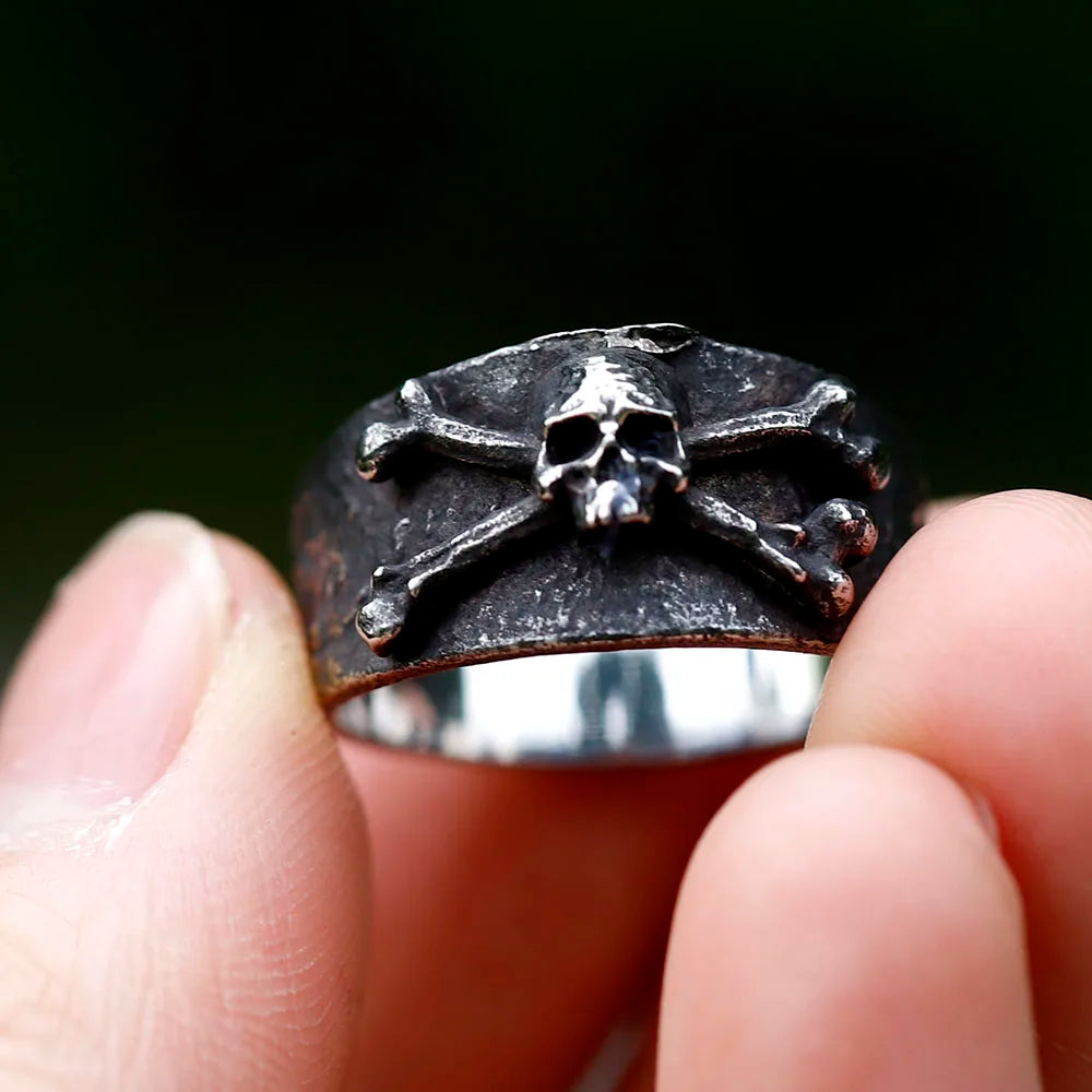 Bague  Pirate vieillie crâne et os croisés en situation - Trésors de Pirate