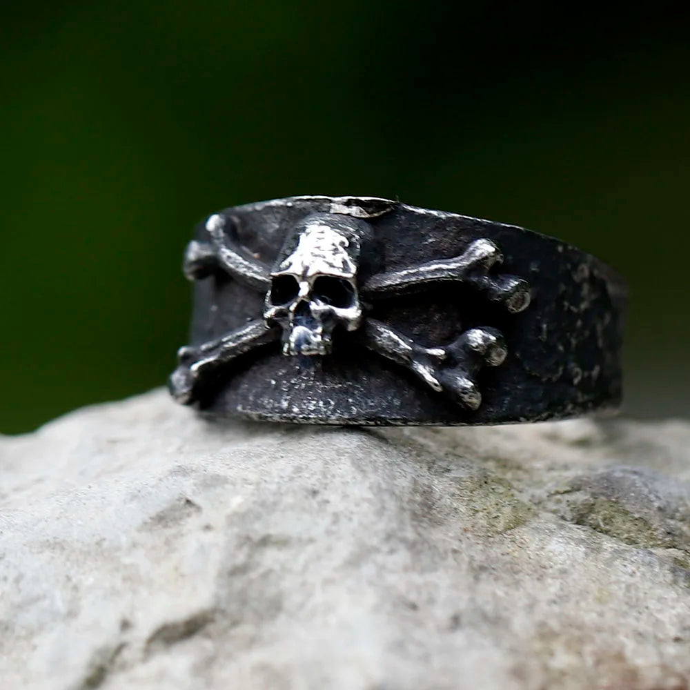 Bague Pirate vieillie crâne et os croisés posée face - Trésors de Pirate