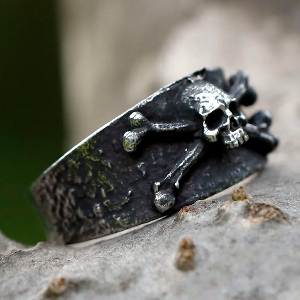 Bague Pirate vieillie crâne et os croisés posée droite - Trésors de Pirate