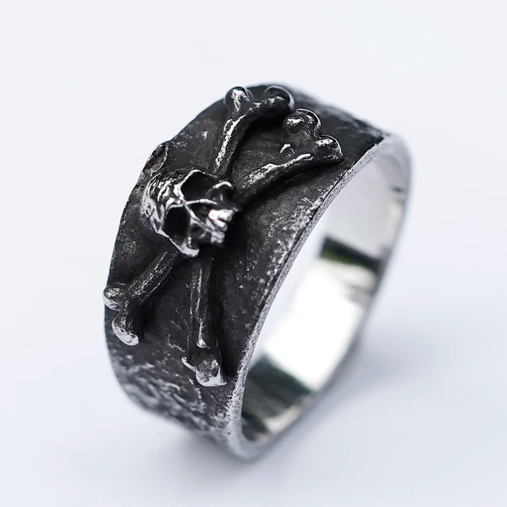 Bague Pirate vieillie crâne et os croisés posée face haut- Trésors de Pirate