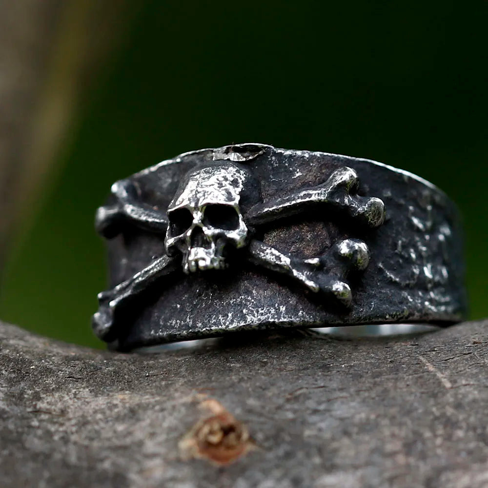 Bague Pirate vieillie crâne et os croisés posée gauche - Trésors de Pirate