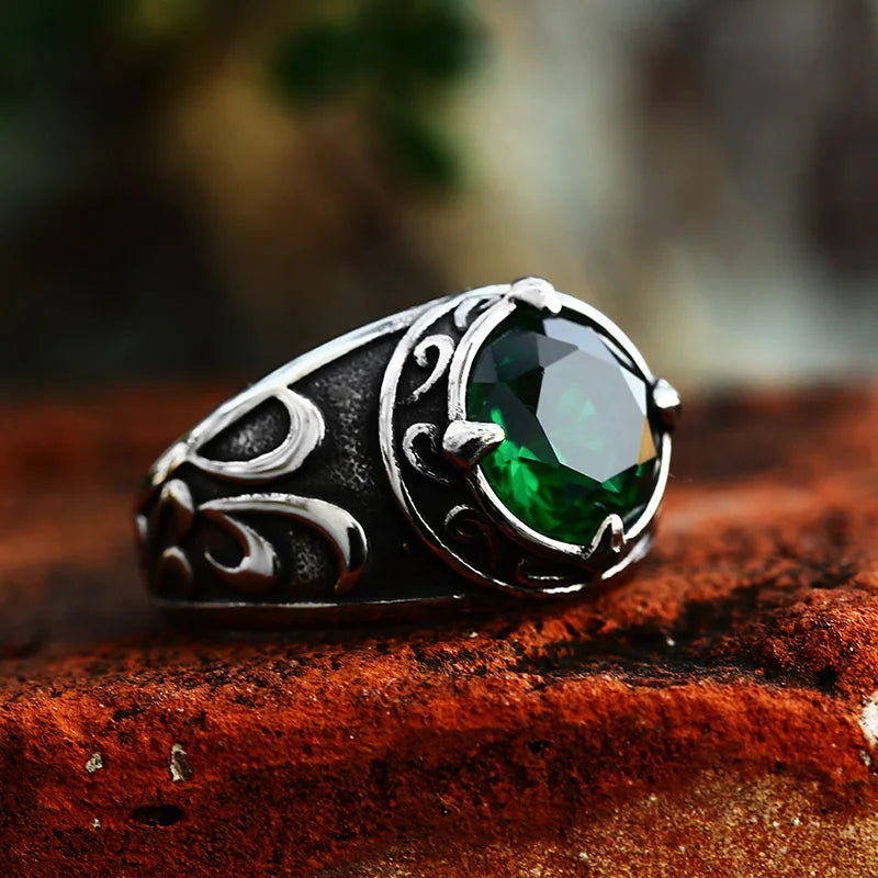 Bague pirate en acier inoxydable argenté avec pierre verte au centre posée - Trésors de Pirate