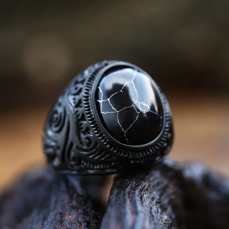 Bague pirate en acier inoxydable noire avec pierre zircon noir posée coté à gauche - Trésors de Pirate