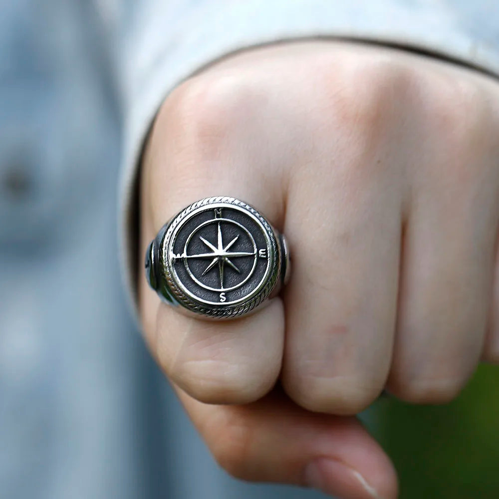 Bague pirate roses des vents avec ancres en acier inoxydable argenté portée - Trésors de Pirate