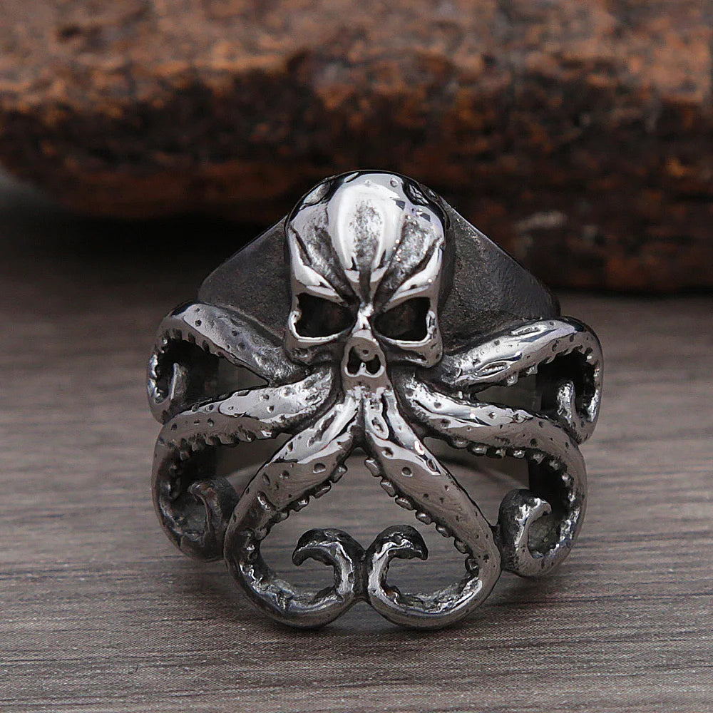 Bague pirate tête de mort kraken pieuvre et tentacules en acier inoxydable argenté posée de face - Trésors de Pirate