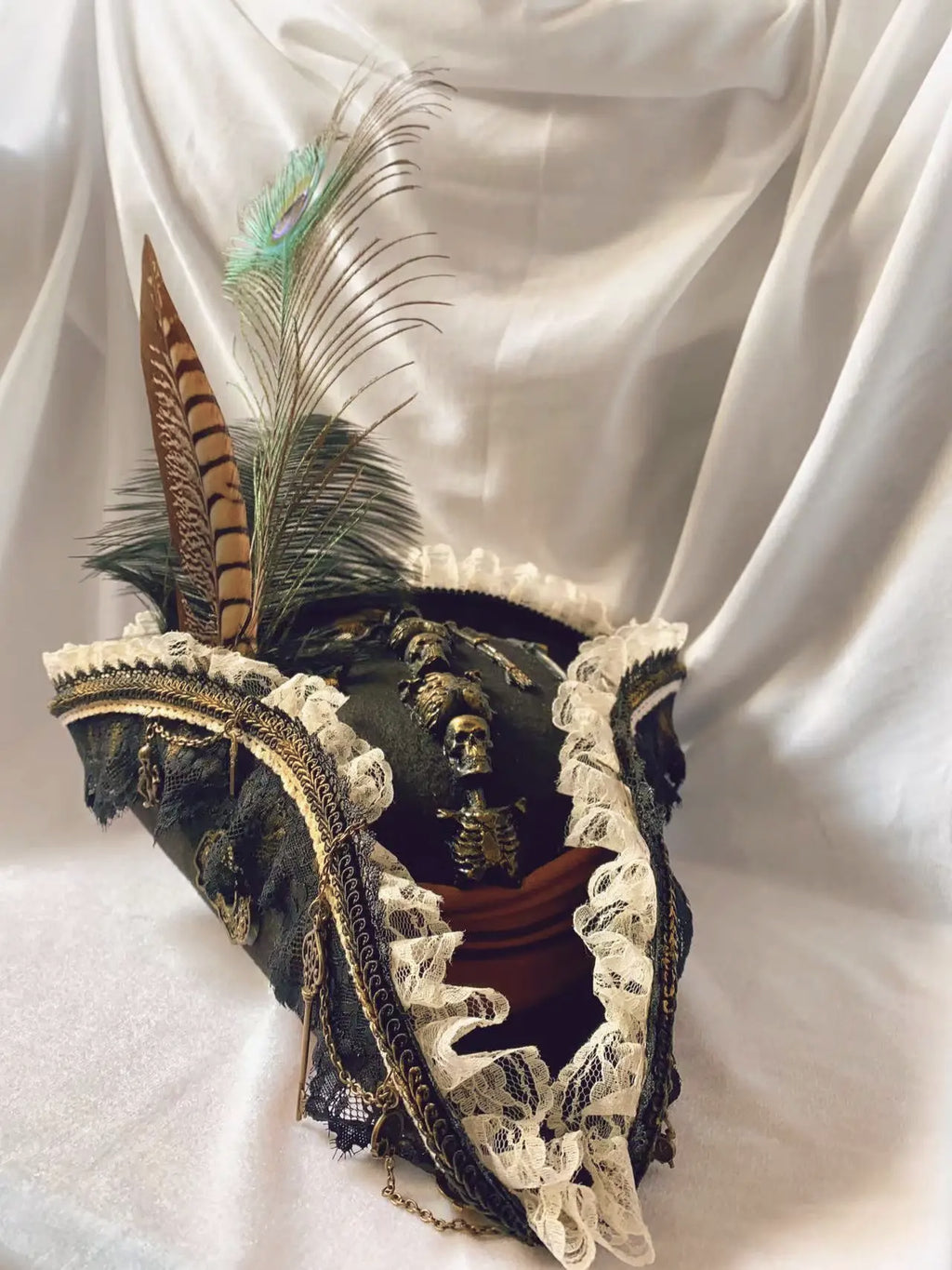 Chapeau de pirate plumes et squelettes
