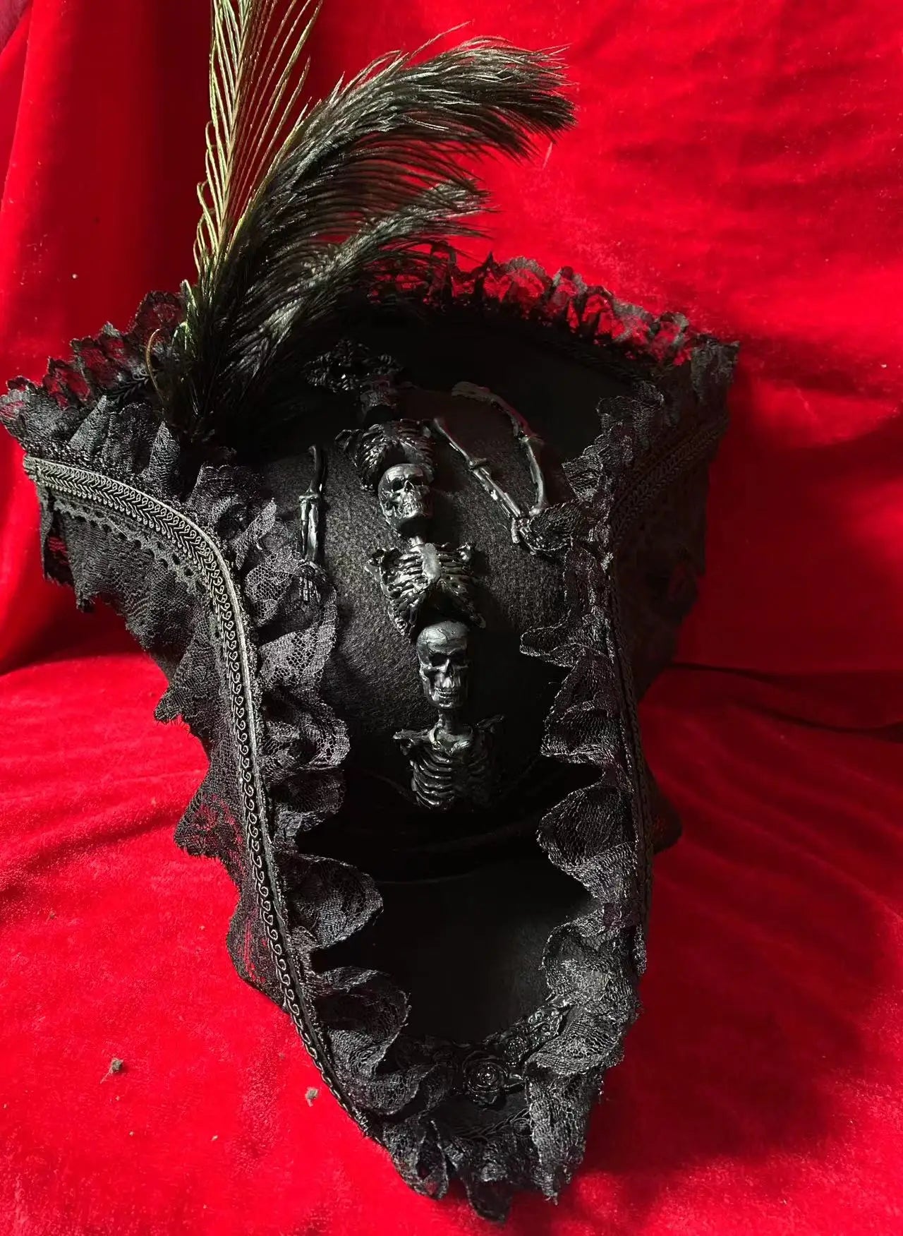 Chapeau de Pirate noir avec plumes et squelettes