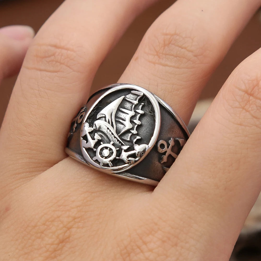 Bague pirate avec bateau à voiles, barre et ancres en acier inoxydable argenté Trésors de Pirate