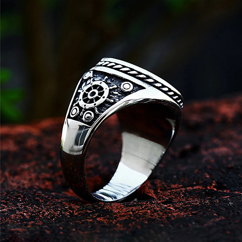 Bague pirate vintage acier inoxydable chevalière motif tête de mort, double sabres et barre, finition argentée Trésors de Pirate